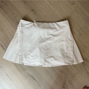 Lululemon White side pleat tennis skirt size 10